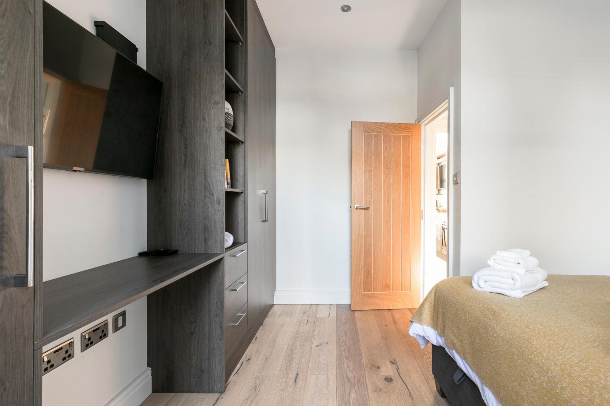 Modern Aptmt, 2 Stops To Central London, Smart Lock, Netflix Ealing Ngoại thất bức ảnh